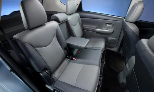 Toyota Prius V #13