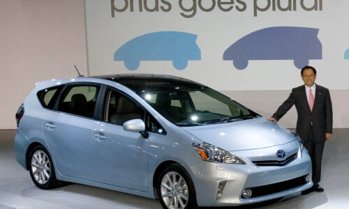Toyota Prius V #16