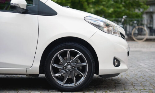 Toyota Yaris Edition S #9